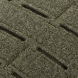 Nærbillede af grå, tekstureret stof med rektangulære mønstre