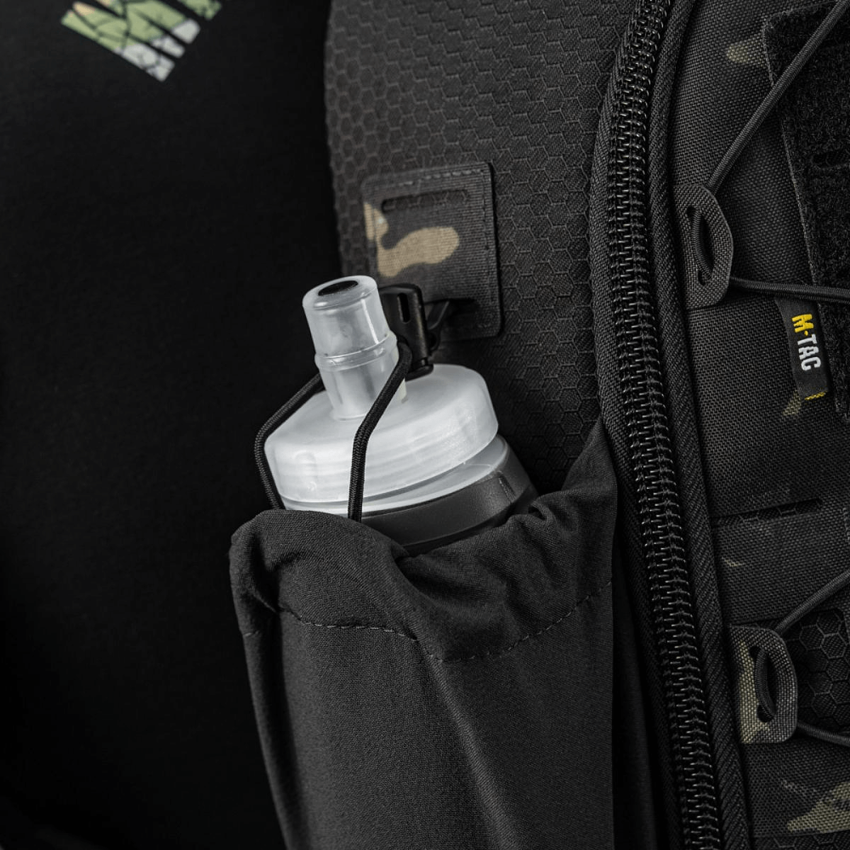 M-Tac STURM Elite Rygsæk med elastisk sidelomme og vandflaske, designet til taktisk brug.