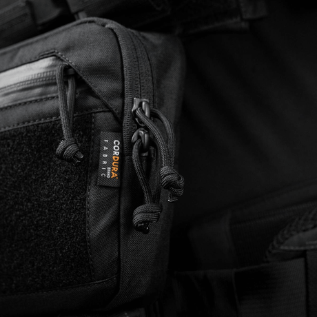 Nærbillede af M-Tac Large Elite Gen.II Skuldertaske med Cordura 500D stof og YKK lynlåse. Perfekt til taktisk brug.