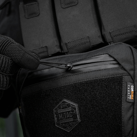 M-Tac Large Elite Gen.II Skuldertaske i Cordura 500D med YKK lynlåse, vises med Velcro-panel og hexagon brandlogo