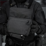 M-Tac Large Elite Gen.II Skuldertaske bæres af person i taktisk tøj, viser holdbar Cordura 500D materiale og front lynlås.