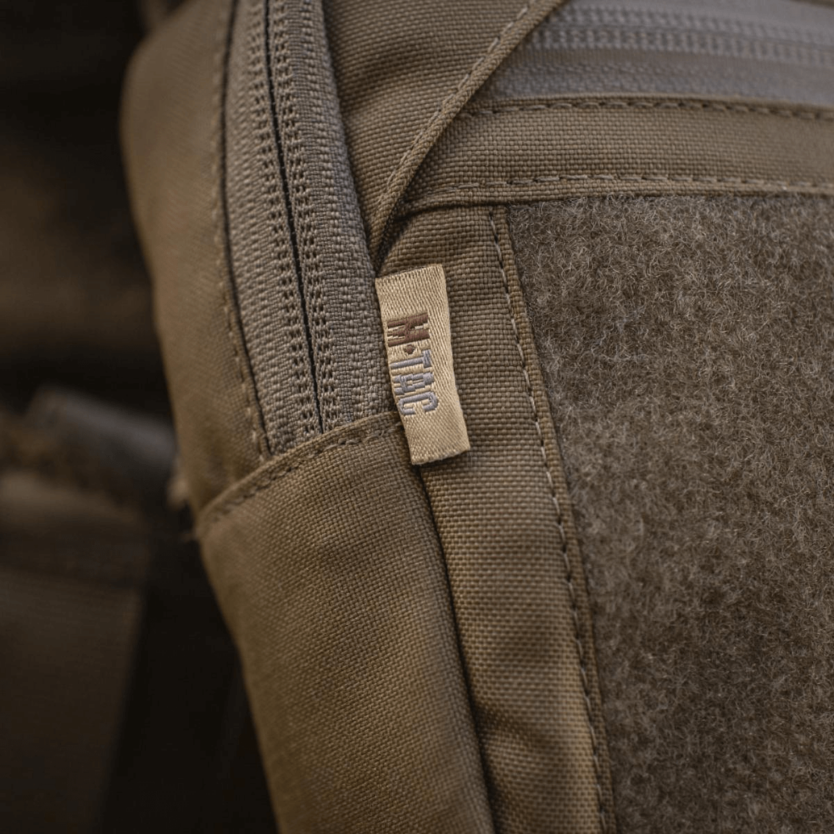 Nærbillede af M-Tac Large Elite Gen.II Skuldertaske med Cordura 500D materiale