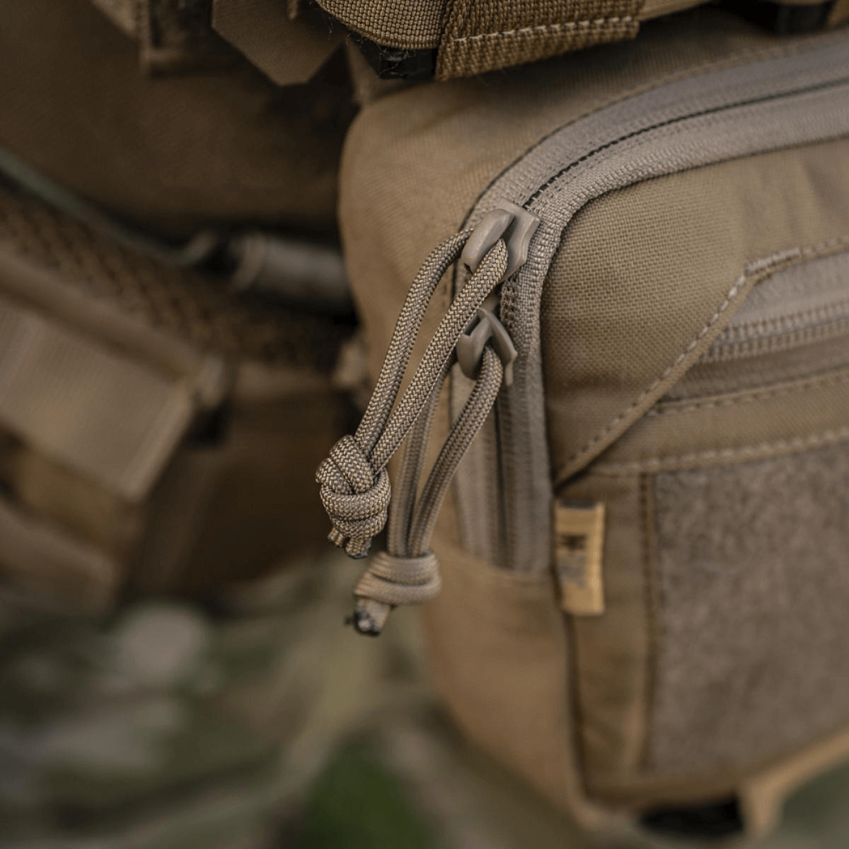 Nærbillede af M-Tac Large Elite Gen.II Skuldertaske med YKK lynlåse og Cordura 500D materiale for taktisk brug og holdbarhed.