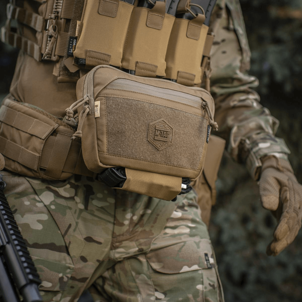 M-Tac Large Elite Gen.II Skuldertaske i robust Cordura 500D materiale, perfekt til taktisk brug, med YKK lynlåse og front Velcro-panel.