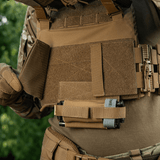 Taktisk opstilling med M‑Tac Tourniquet Pouch Elastic Gen.5 monteret på vest, hurtig adgang fra begge sider, lavet af Cordura 500D.