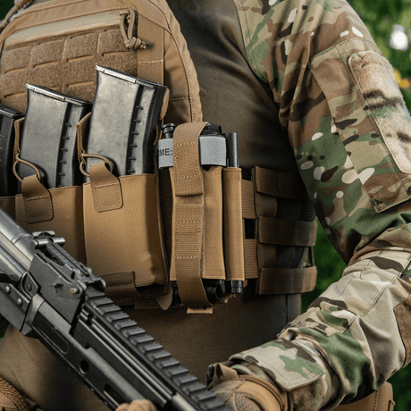 M‑Tac Tourniquet Pouch Elastic Gen.5 på taktisk vest med magasin holdere i skovmiljø