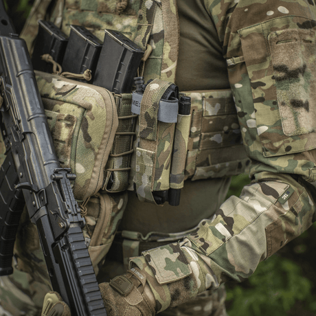 M‑Tac Tourniquet Pouch Elastic Gen.5 på taktisk udstyr i camouflage med CAT tourniquet, hurtig adgangsdesign og robust fastgørelse.