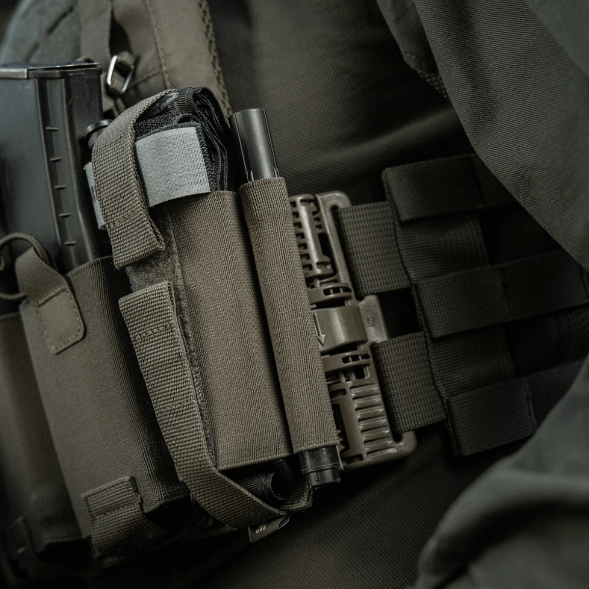 M-Tac Tourniquet Pouch Elastic Gen.5 fastgjort til taktisk udstyr med elastikbånd og velcro, viser hurtig adgang og sikker pasform.