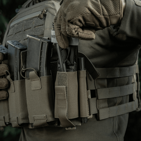 Taktisk udstyr med M‑Tac Tourniquet Pouch Elastic Gen.5 fastgjort til bærer for let adgang og sikker opbevaring af en tourniquet.