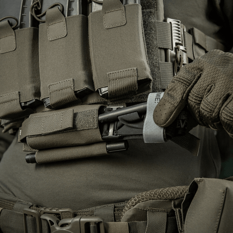 M‑Tac Tourniquet Pouch Elastic Gen.5 fastgjort til taktisk udstyr, viser elastisk bånd og velcro til hurtig adgang til tourniquet.