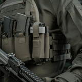 M‑Tac Tourniquet Pouch Elastic Gen.5 i brug på taktisk udstyr, med hurtig adgang og sikker fastgørelse, Cordura 500D, 15x5x9.5 cm