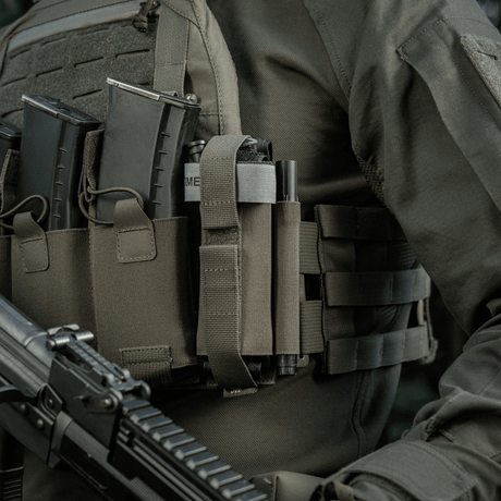 M‑Tac Tourniquet Pouch Elastic Gen.5 i brug på taktisk udstyr, med hurtig adgang og sikker fastgørelse, Cordura 500D, 15x5x9.5 cm