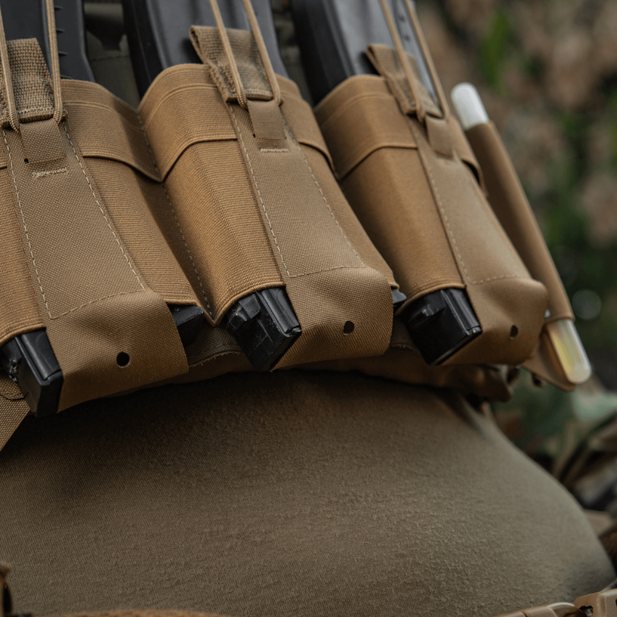 M-Tac Frontpanel til Cuirass QRS Pladebærer Tre Magasiner med elastik og Cordura for sikker magasinopbevaring.