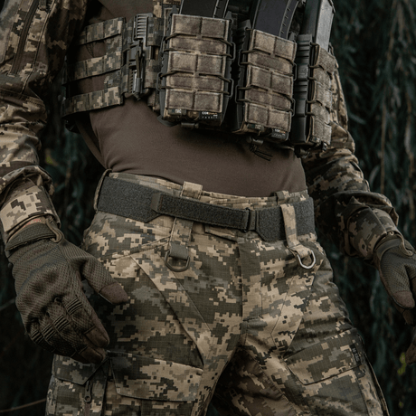 M‑Tac Internal Tiger Bælte i aktion med militært udstyr, designet til taktisk brug og stabilitet.
