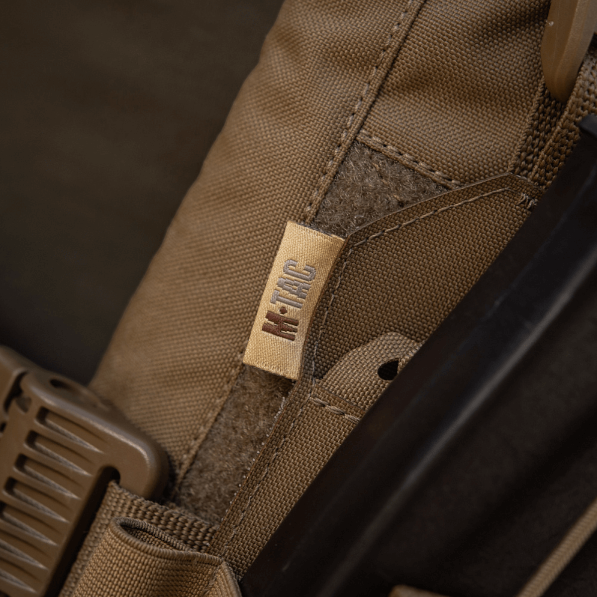 Nærbillede af M-Tac Frontpanel til Plate Carrier Cuirass QRS til 4 Magasiner, fremstillet i slidstærkt materiale.