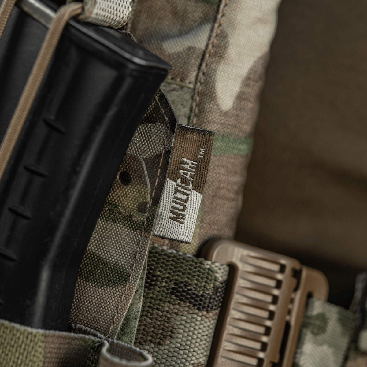 Nærbillede af M-Tac Frontpanel til Plate Carrier Cuirass QRS til 4 Magasiner, der viser MultiCam designet til hurtig omladning.