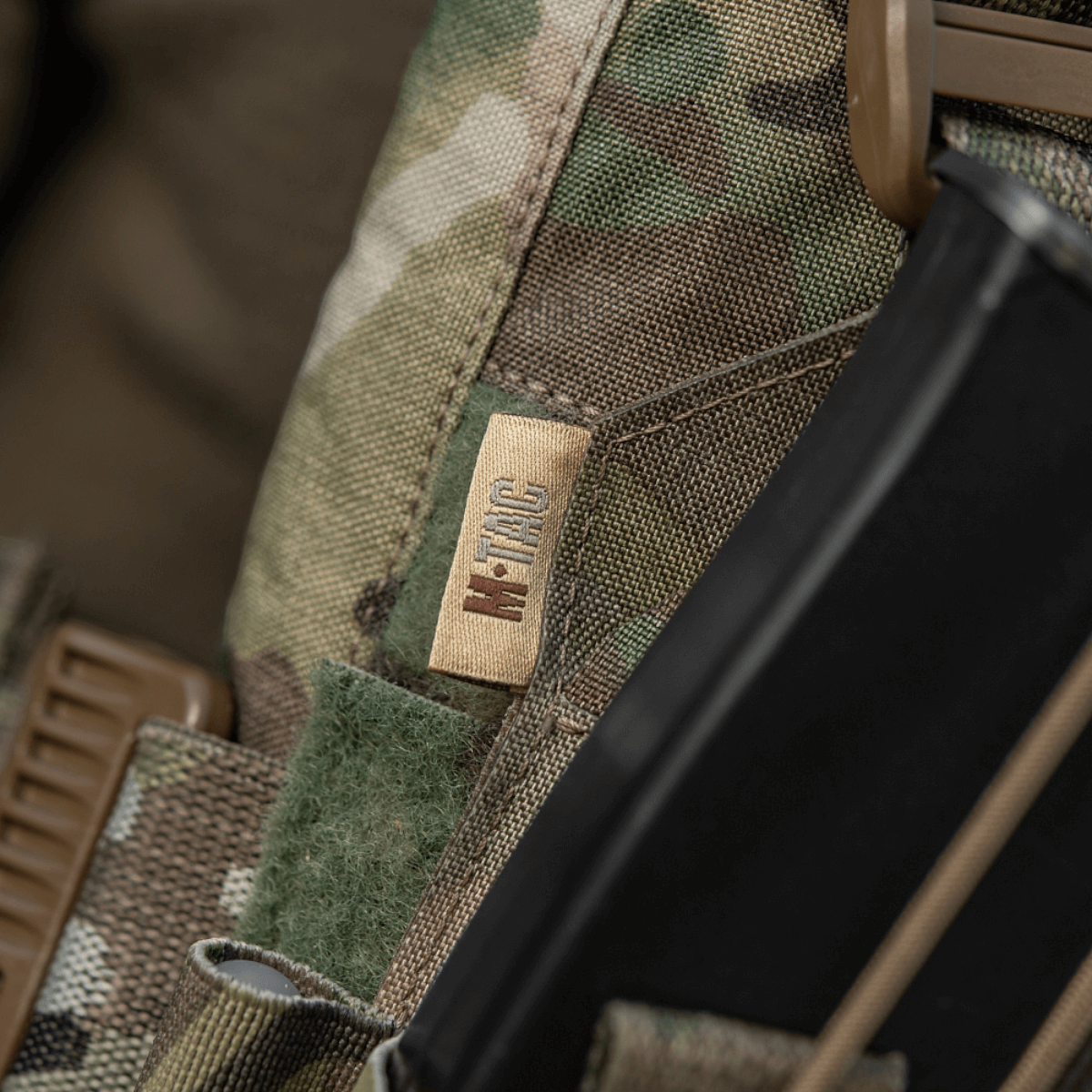 M-Tac Frontpanel til Plate Carrier Cuirass QRS til 4 Magasiner i camouflage stof med elastisk magasinholder.