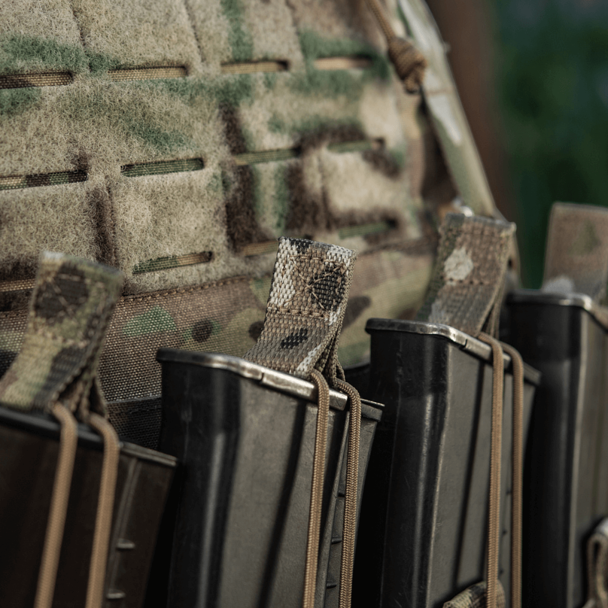 M-Tac Frontpanel til Plate Carrier Cuirass QRS til 4 Magasiner i funktion med magasinfæste