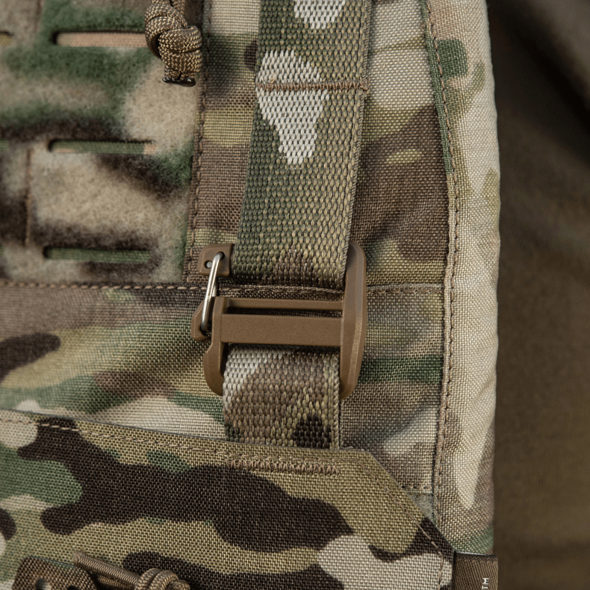 Nærbillede af M-Tac Frontpanel til Plate Carrier Cuirass QRS til 4 Magasiner i camouflage-design.