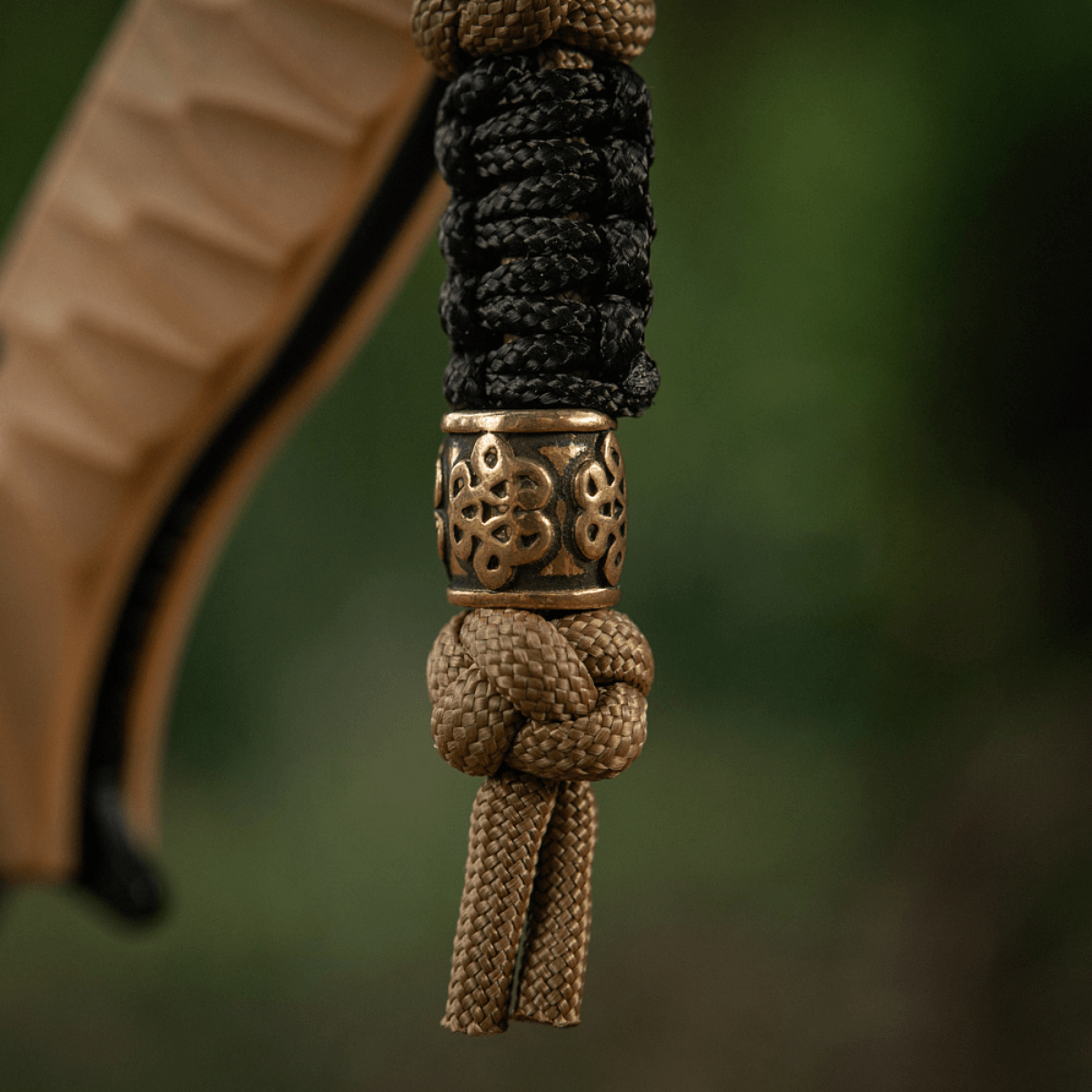 M-Tac Lanyard Scandinavian Small Chinese Knot med dekorativ perle. Stilfuldt tilbehør af snoet paracord, ideel til knive og lommelygter.