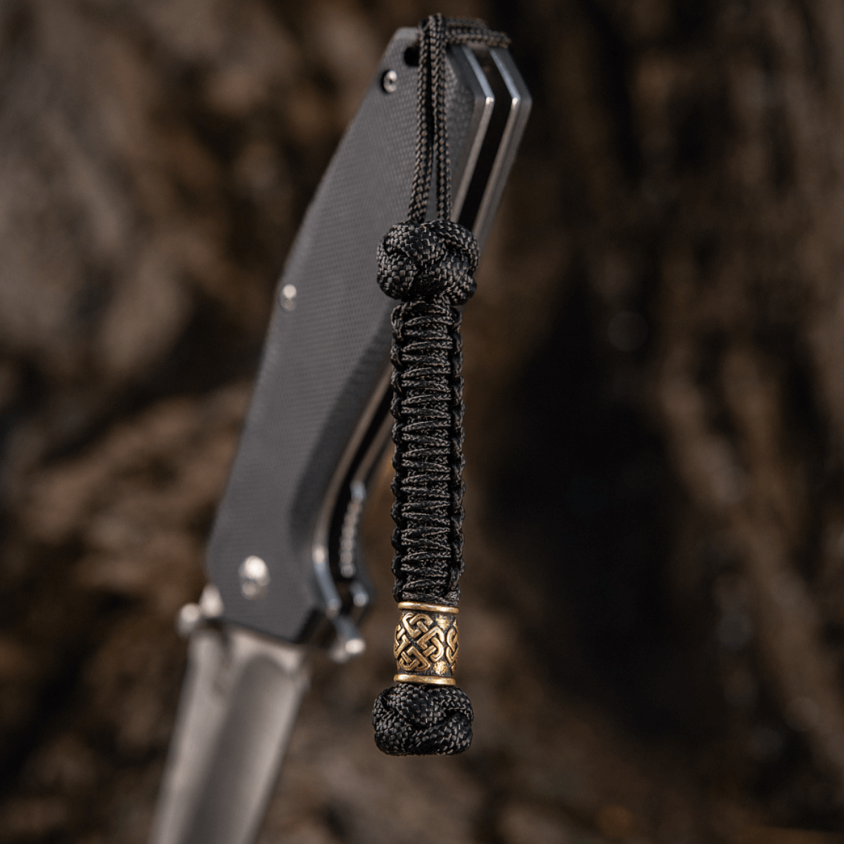M-Tac Knife Lanyard Celtic i paracord, et stilfuldt, praktisk tilbehør til knive, tilføjer unikt udtryk og personlighed.