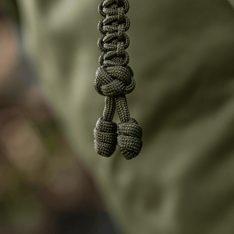 Den flettede M-Tac Loopy Snake Skull Lanyard i paracord til knive og udstyr, stilfuldt og holdbart tilbehør.