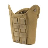M-Tac Flaskeholder MOLLE i slidstærk polyester med drænhul og to-knap lukning, designet til udendørs brug og nem fastgørelse til udstyr.