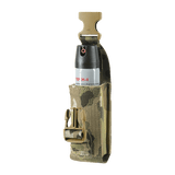 M-Tac Gasdåseholder Vertikal med MOLLE monteringssystem og Woojin-lås, ideel til hurtig adgang til beskyttelsesudstyr i camo design.