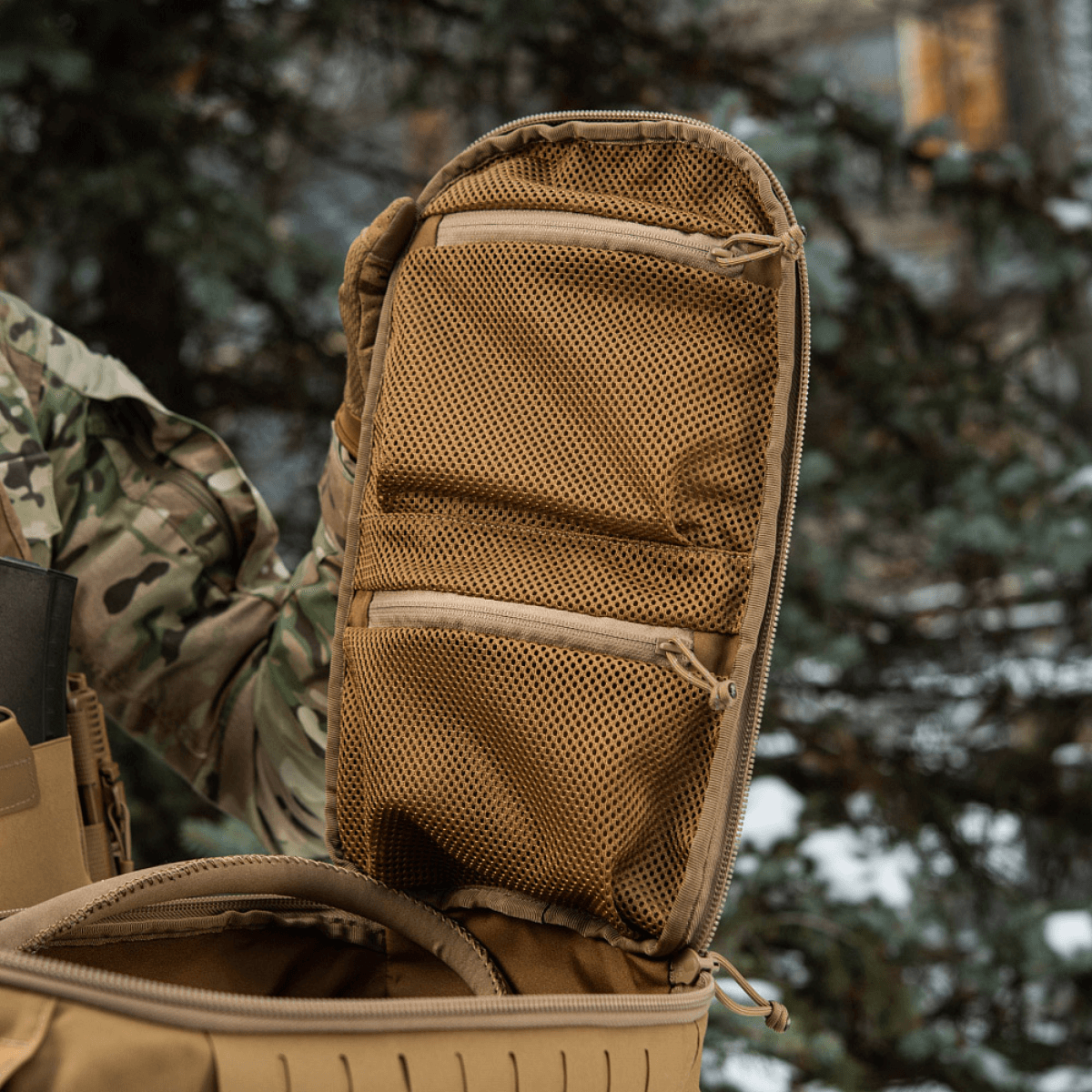 Rygsæk med åben klap viser M-Tac Rygsæk Sturm Elite Gen.II med sine netlommer og detaljer til militær brug i skoven.