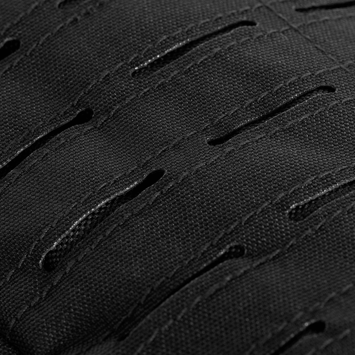 M-Tac Assault Pack Laser Cut med robust polyester og laser skåret design til ekstra udstyr, perfekt til korte vandreture og bybrug.