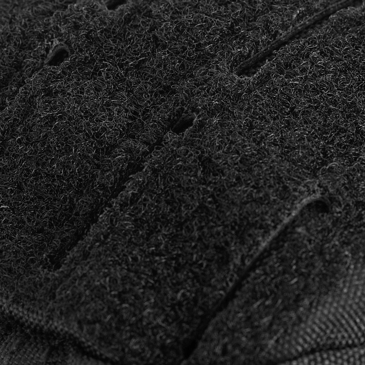 Detalje af M-Tac Assault Pack Laser Cut med MOLLE-system i robust polyester.
