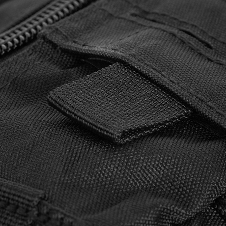 M-Tac Assault Pack Laser Cut med robust polyester og MOLLE-systemdetalje set tæt på, ideel til bybrug og korte vandreture.