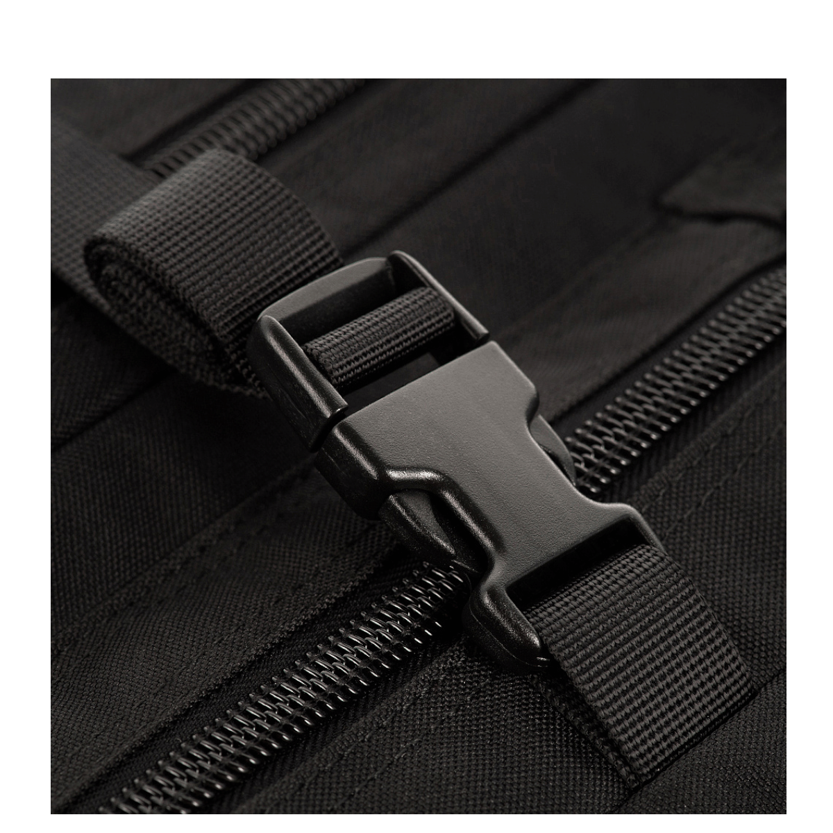 Lukning detalje på M-Tac Large Assault Pack Rygsæk med lynlås og justérbar rem i sort materiale