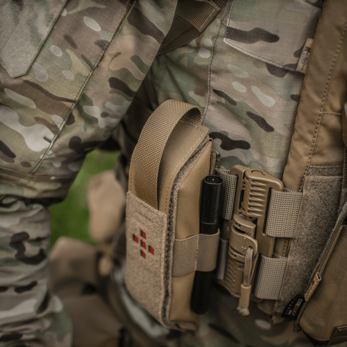 M-Tac Lomme til Tourniquet Closed fastgjort til militæruniform.