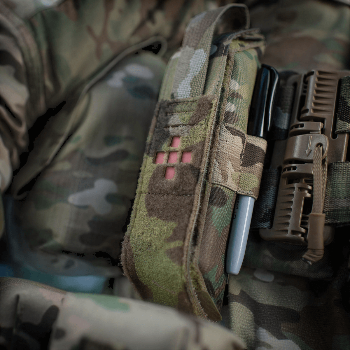 M-Tac Lomme til Tourniquet Closed i camouflage mønster monteret på en taktisk vest