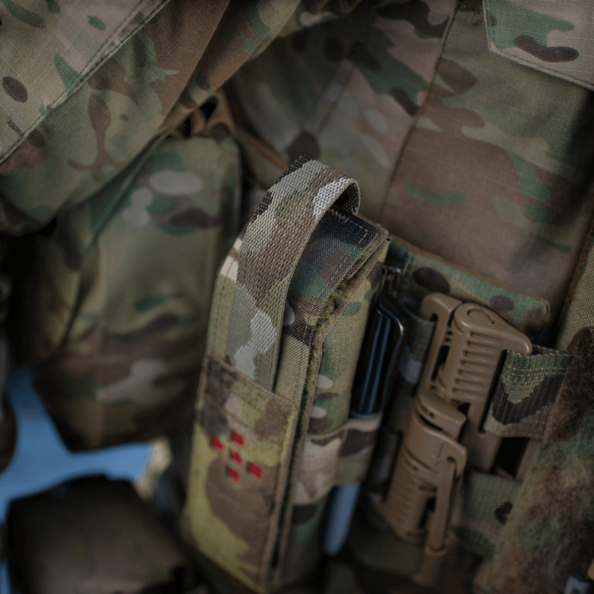 M-Tac Lomme til Tourniquet Closed monteret på taktisk vest i kamuflage.