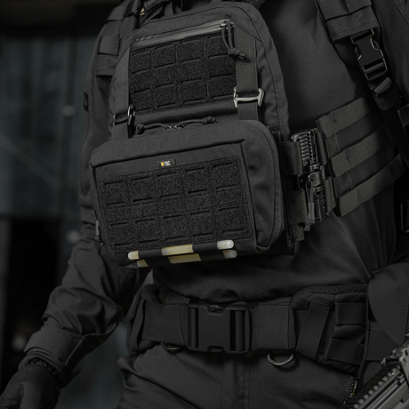 M-Tac Admin Pouch Large Elite i brug med taktisk udstyr på en sort uniform. Slidstærkt Cordura-materiale og velcro-paneler.