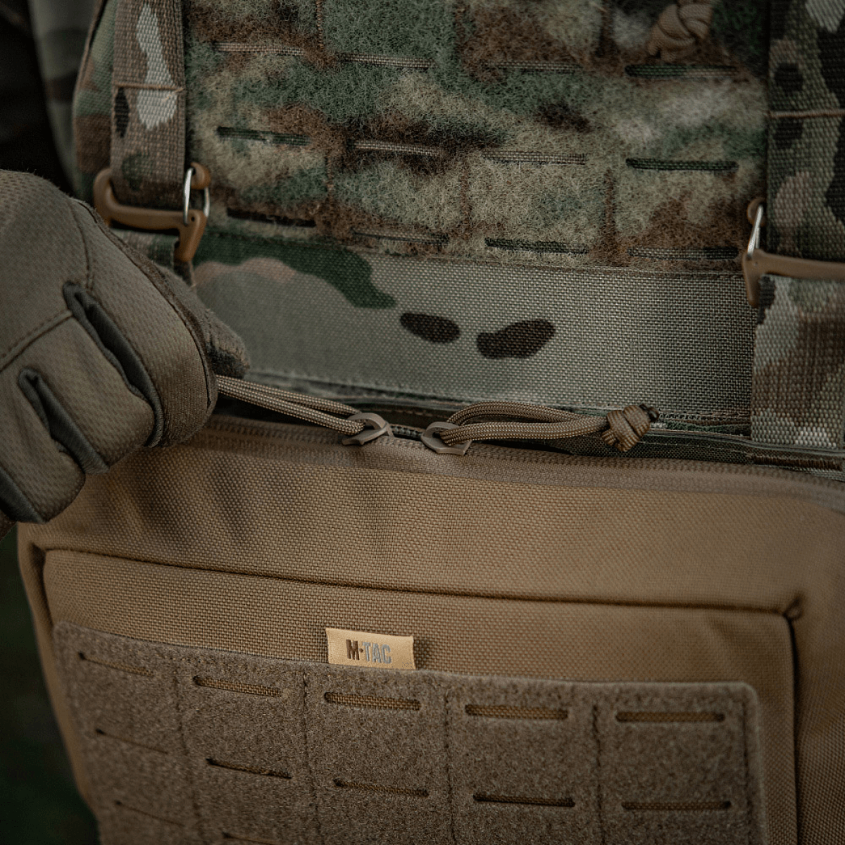 Person med taktisk udstyr anvender M-Tac Admin Pouch Large Elite, lavet af holdbart Cordura 500D-materiale, med laserudskæringer.