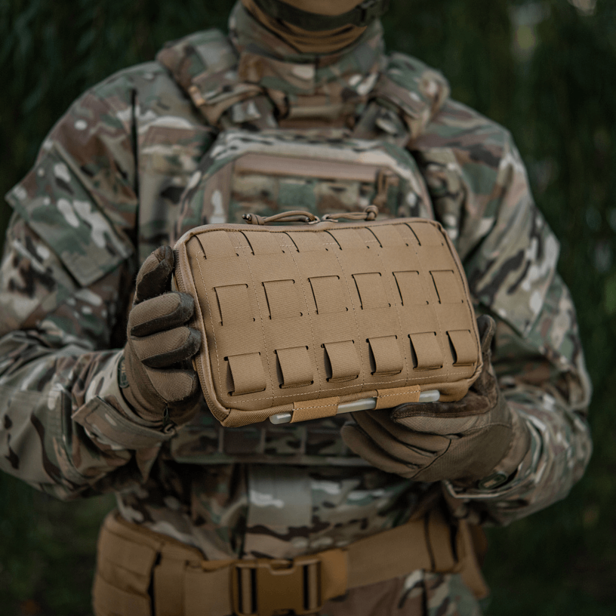 M-Tac Admin Pouch Large Elite i brug i taktisk miljø, holdt af person i camouflageudstyr. Perfekt til opbevaring af taktisk udstyr.