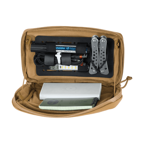 Åben M-Tac Admin Pouch Large Elite indeholder taktisk udstyr som multitool, lommelygte og dokumenter.