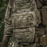 M-Tac Admin Pouch Large Elite monteret på camouflageudstyr, praktisk til opbevaring af taktiske genstande som dokumenter og nøgler.