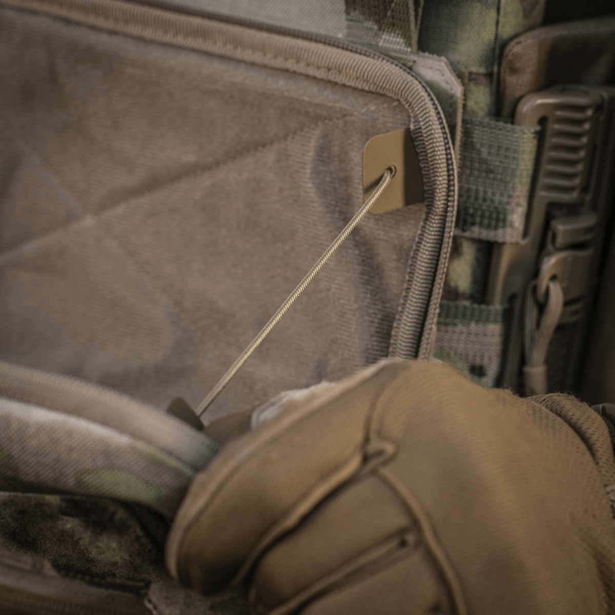 M-Tac Admin Pouch Large Elite i brug til taktisk opbevaring, fremstillet af holdbart Cordura 500D med velour-velcro indvendige vægge.