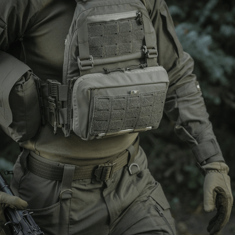 M-Tac Admin Pouch Large Elite monteret på taktisk udstyr til opbevaring af udstyr og dokumenter, fremstillet af holdbart Cordura 500D.