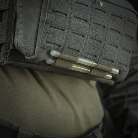 M-Tac Admin Pouch Large Elite monteret på taktisk vest, viser holdbare laser-skårne paneler og modulær opbevaring, perfekt til udstyr.