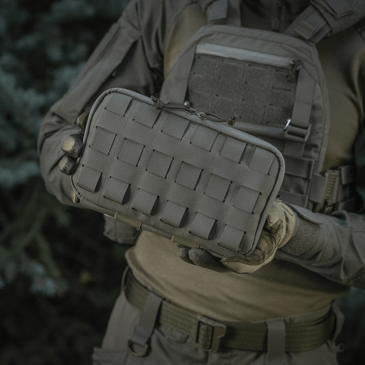 Person holder M-Tac Admin Pouch Large Elite taske med laserskåret velcro-panel. Ideel til taktisk udstyrslagring. Lavet af Cordura 500D.