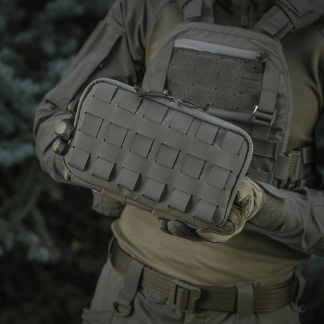 Person holder M-Tac Admin Pouch Large Elite i taktisk gear, fremstillet af slidstærkt Cordura, laser cut velcro-panel foran.