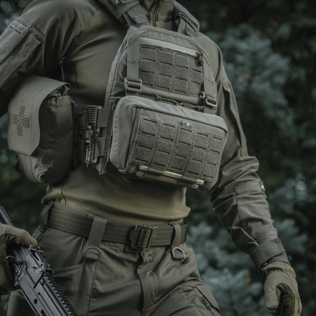 Taktisk udstyr med M-Tac Admin Pouch Large Elite fastgjort, holdbar Cordura konstruktion, ideel til opbevaring i felten.