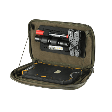 M-Tac Admin Pouch X-Large Elite med opbevarede værktøjer og udstyr, åben taske i slidstærkt Cordura-materiale.