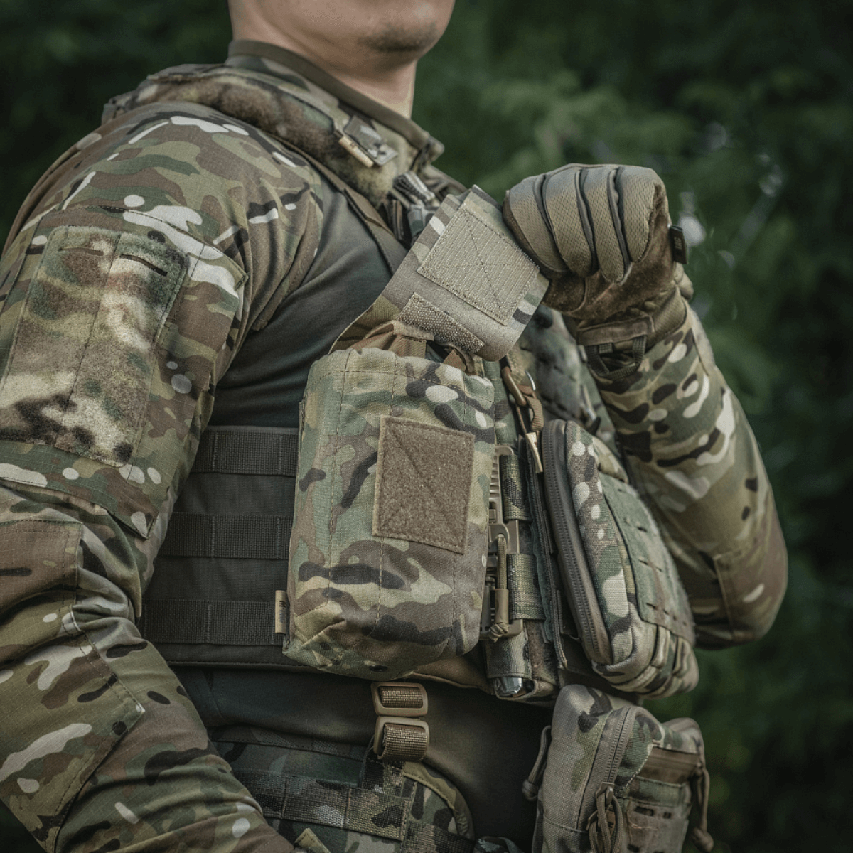 M-Tac Mediclomme Small Vertical Elite på camouflage-uniform, holdbar Cordura 500D materiale til førstehjælpsopbevaring.