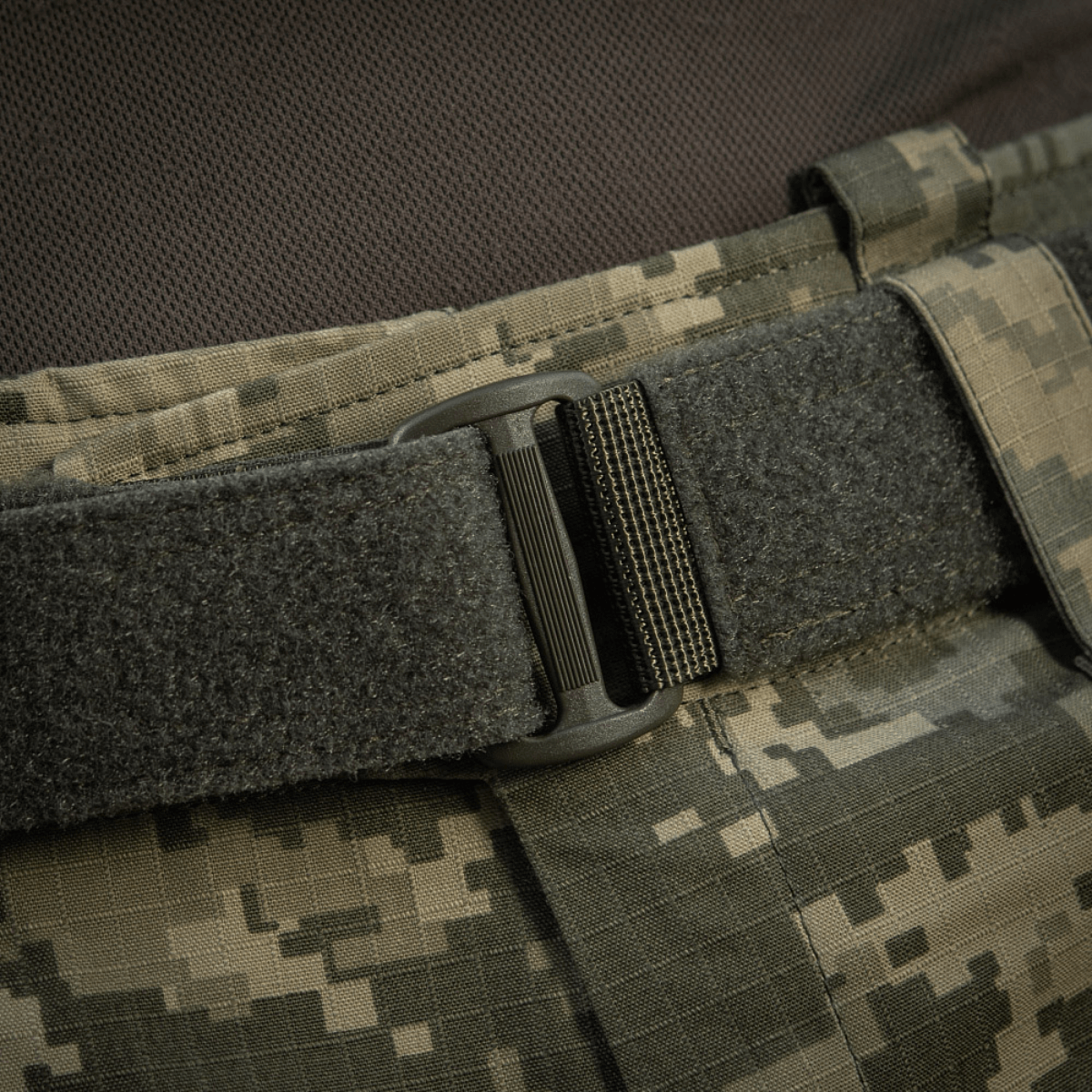 M-Tac Range Bælte Cobra Buckle Gen.IV med taktisk design til militært og aktivt brug, forbedret med Tegris-komposit for stabilitet.